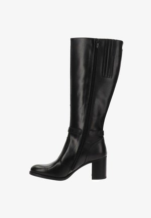 Botte en cuir noir hauteur genou avec une texture lisse, fermeture éclair latérale et un talon bloc. Présente une sangle décorative près de la cheville.