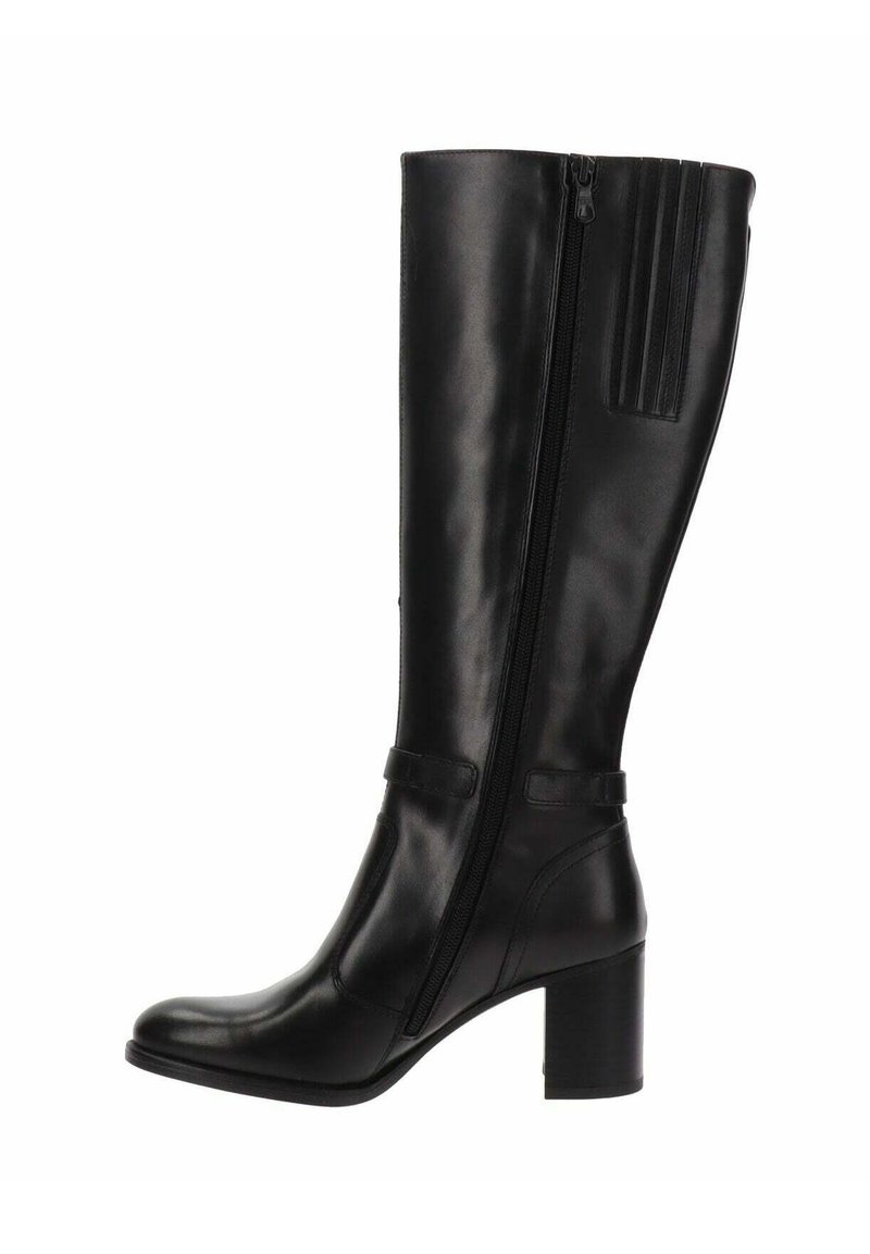 Bota de cuero negra hasta la rodilla con una textura suave, cremallera lateral y tacón cuadrado. Presenta una correa decorativa cerca del tobillo.