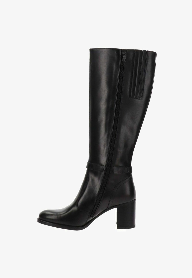 Schwarze Kniehohe Stiefel aus Leder mit glatter Textur, seitlichem Reißverschluss und Blockabsatz. Verfügt über einen dekorativen Riemen in der Nähe des Knöchels.