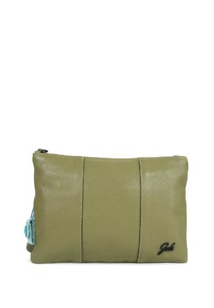 Clutch in pelle verde oliva con finitura testurizzata, dotato di chiusura con zip e marchio nero. Accento laterale in azzurro chiaro.