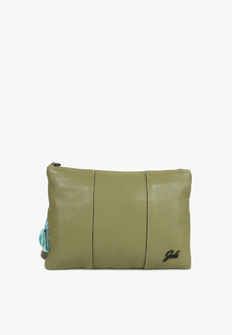 Clutch in pelle verde oliva con finitura testurizzata, dotato di chiusura con zip e marchio nero. Accento laterale in azzurro chiaro.