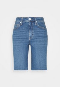 Modré džíny do kolen s předním knoflíkem, zipem, poutky na opasek a designem s pěti kapsami na bílém pozadí.