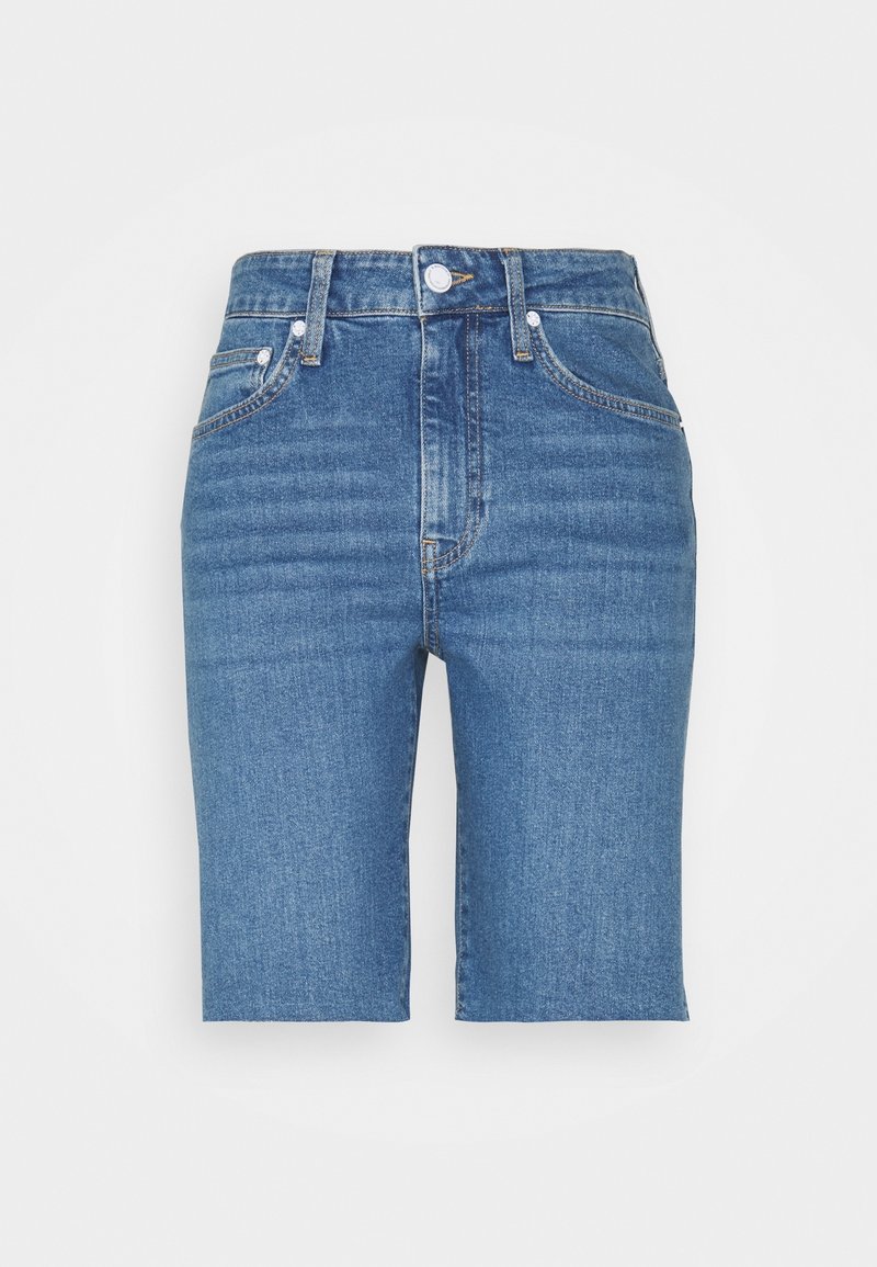 Modré džíny do kolen s předním knoflíkem, zipem, poutky na opasek a designem s pěti kapsami na bílém pozadí.