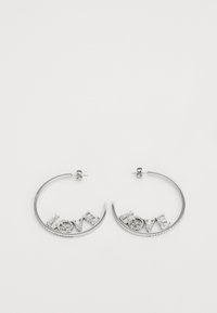 Boucles d'oreilles en argent en forme de créoles mettant en avant le mot "AMOUR" en lettres tridimensionnelles avec des accents décoratifs et une finition polie.