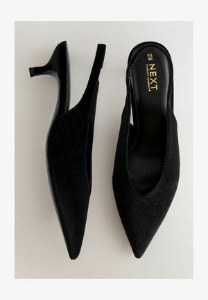 Černé lodičky na podpatku se špičatou špičkou, vyrobené z měkké látky, s úzkým podpatkem a otevřenou zadní částí pro snadné obouvání. Logo značky je viditelné uvnitř.