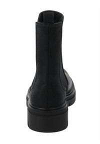 Botín negro de cuero con lengüeta para tirar, textura lisa, punta redondeada y suela gruesa de goma. Presenta detalles mínimos y un diseño elegante.