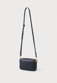 Borsa a tracolla in pelle nera con texture, dotata di una zip e accessori in oro. Cinghia regolabile con due punti di attacco. Forma rettangolare.