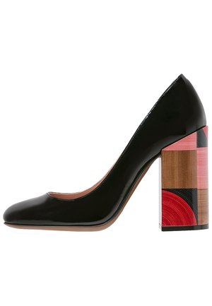 Chaussure à talons hauts en cuir verni noir avec un talon bloc épais multicolore présentant des motifs géométriques en rouge, marron, rose et noir.