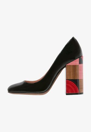 Schwarzer Lackleder-Pumps mit einem klobigen, mehrfarbigen Blockabsatz, der geometrische Muster in Rot, Braun, Pink und Schwarz aufweist.