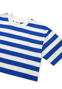 Camiseta de manga corta a rayas azul y blanca, hecha de algodón suave, con un escote redondo y un corte relajado y cropped.