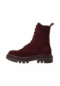 Bottines à lacets en daim bordeaux foncé, avec une semelle en caoutchouc épaisse et crantée, et un petit tirant à l'arrière.