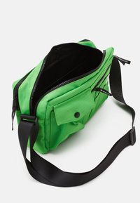 Mads Nørgaard BEL ONE CAPPA BAG UNISEX - Mala a tiracolo - classic green