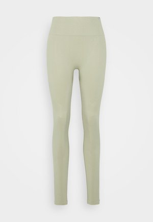 Leggings verde-azeitona com uma cintura alta, feitos de um tecido elástico. Apresentam uma textura suave e um design ajustado, sem costuras visíveis.
