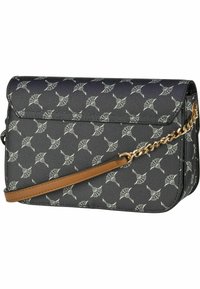 Borsa nera con motivo a fantasia e design strutturato, dotata di tracolla a catena dorata, materiale sintetico e patta pieghevole con accenti geometrici.