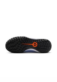Semelle de chaussure avec une surface en caoutchouc noir texturé, présentant un accent logo orange et une semelle intermédiaire blanche courbée pour l'amorti.
