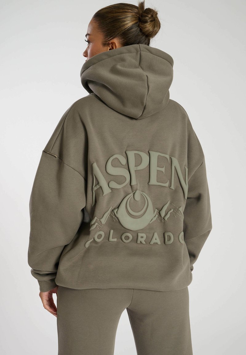 Sudadera de color verde oliva con un gran gráfico elevado de "ASPEN COLORADO" y un diseño de montaña en la parte posterior. Textura suave, ajuste holgado y capucha.