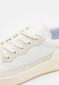 Lacoste Sneakers - off-white