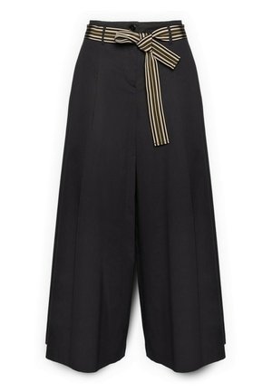 Pantaloni neri a vita alta e gamba larga con chiusura a bottone e cintura in tessuto a righe annodata in vita.