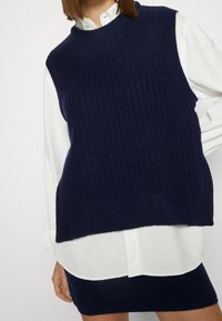 DESIGNERS REMIX Sweter