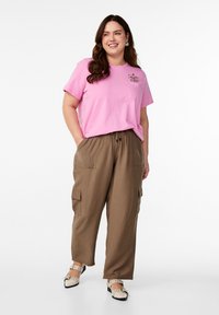 Zizzi MIT BRUSTTASCHE - Marškinėliai su spaudiniu - pink