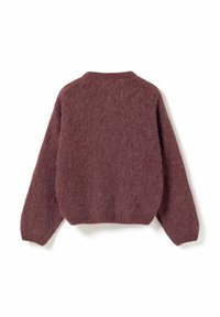 Miękki, długi sweter z długim rękawem i okrągłym dekoltem w stonowanym kolorze śliwki o puszystej fakturze, ułożony płasko, tyłem do góry.