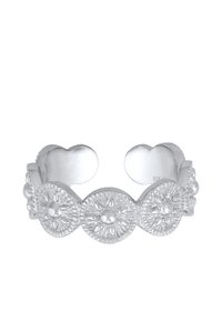 Sølvring med vekslende cirkulære blomstermotiver og glatte sektioner, med en poleret finish og teksturerede detaljer. Justerbart design.