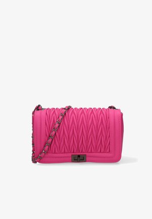 Sac à main matelassé rose vif avec coutures en zigzag, bandoulière en chaîne argentée et fermoir métallique rectangulaire sur le rabat avant.