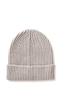 Šedá pletená čepice se žebrovanou texturou a ohrnutým lemem, vybavená vertikálními pruhy a měkkou, elastickou tkaninou.