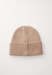 Knit beanie in a soft beige color, featuring a ribbed texture and a folded cuff design. Suitable for casual wear and cold weather.