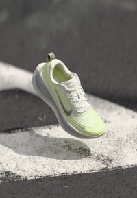 Nike Performance VOMERO PLUS - Cestná bežecká obuv - sail/metallic silver/barely volt/pure platinum/football grey