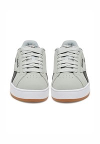 Szare skórzane sneakersy z czarnymi akcentami, białymi gumowymi podeszwami i teksturowanym noskiem. Posiadają sznurowany design oraz perforowane szczegóły. Branding Reebok.