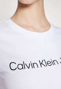 Calvin Klein Jeans INSTITUTIONAL LOGO 2 PACK - Tričko s potlačou - fiery red/bright white