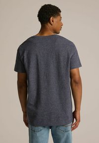 Męska granatowa heather koszulka z krótkim rękawem, wykonana z miękkiego materiału, z okrągłym dekoltem i luźnym krojem, z prostym dołem i bez widocznych logo.