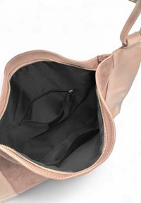 Sac fourre-tout en cuir rose avec une finition texturée. Intérieur doublé de tissu noir, avec une poche zippée et suffisamment d'espace pour les objets.