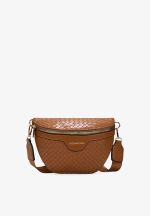 Bolso de hombro de cuero trenzado marrón con cierre de cremallera, forma curva y acentos de hardware dorado. Incluye una correa ajustable y detalle del logotipo.