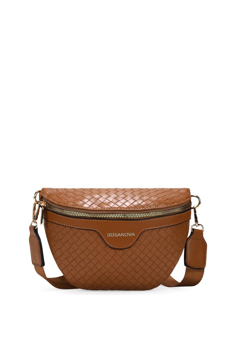 Bolso de hombro de cuero trenzado marrón con cierre de cremallera, forma curva y acentos de hardware dorado. Incluye una correa ajustable y detalle del logotipo.