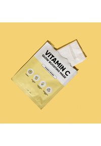 Emballage du masque éclatant au vitamin C, jaune avec texte noir. Présente les ingrédients : vitamine C, acide hyaluronique, et icônes de matériaux recyclables.