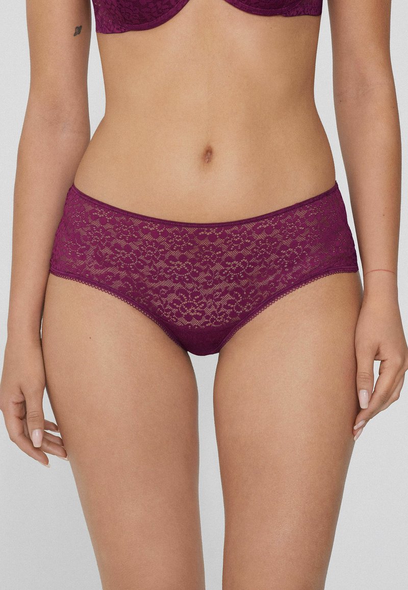 Burgundské krajkové hipster kalhotky s květinovým vzorem a hladkým lemem. Mají jemnou, průhlednou texturu a pohodlný design pásku.