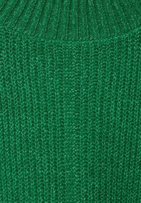 Tissu vert tricoté présentant un motif côtelé texturé. Le matériau semble doux et dense, avec un léger éclat.