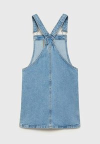 Denim nahrbtnik obleka v svetlo modri barvi, z debelimi nastavljivimi naramnicami, ravno silhueto in kontrastnim šivom ob robu.