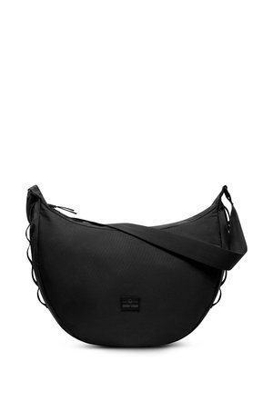 Sac d'épaule noir en forme de croissant avec sangle réglable et petite étiquette logo à l'avant portant l'inscription "Johnny Urban".