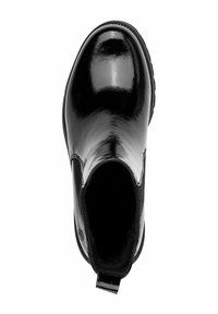 Černé lesklé chelsea boty s elastickými bočními panely, zaoblenou špičkou, poutkem a texturovanou semišovou podšívkou. Pevná gumová podrážka pro lepší trakci.