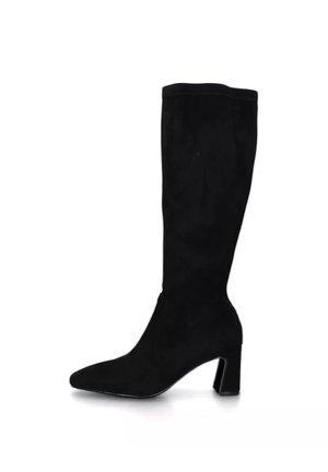 Stivale al ginocchio nero in suede con tacco a blocco e punta affusolata, mostrato in profilo laterale su uno sfondo bianco.