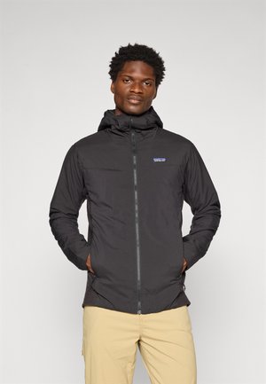Svart zip-up-jacka med huva, lätt tyg, sidofickor och elastiska ärmslut. Har en liten logo på bröstet och texturerade sidor.