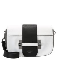 Bolso de cuero blanco y negro bandolera con acabado texturizado, que presenta una correa central negra, herrajes de plata y un logo en la parte frontal.