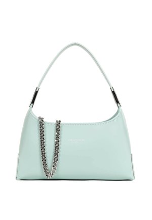 Kleine lichtblauwe leren handtas met korte riem en decoratieve zilveren kettingdetail aan de voorkant.