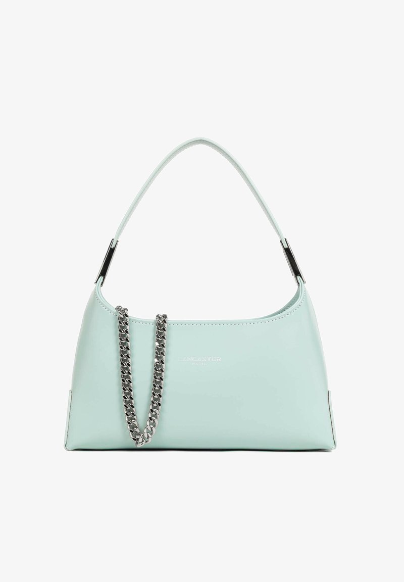 Petit sac à main en cuir bleu clair avec une courte bandoulière et un détail décoratif en chaîne argentée sur le devant.