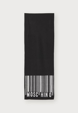 Svart skjerf med en hvit strekkode og teksten "MOSCHINO" nederst, med en glatt tekstur og rektangulær form.
