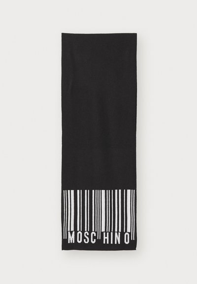 Sort tørklæde med en hvid stregkode og teksten "MOSCHINO" nederst, med en glat tekstur og rektangulær form.