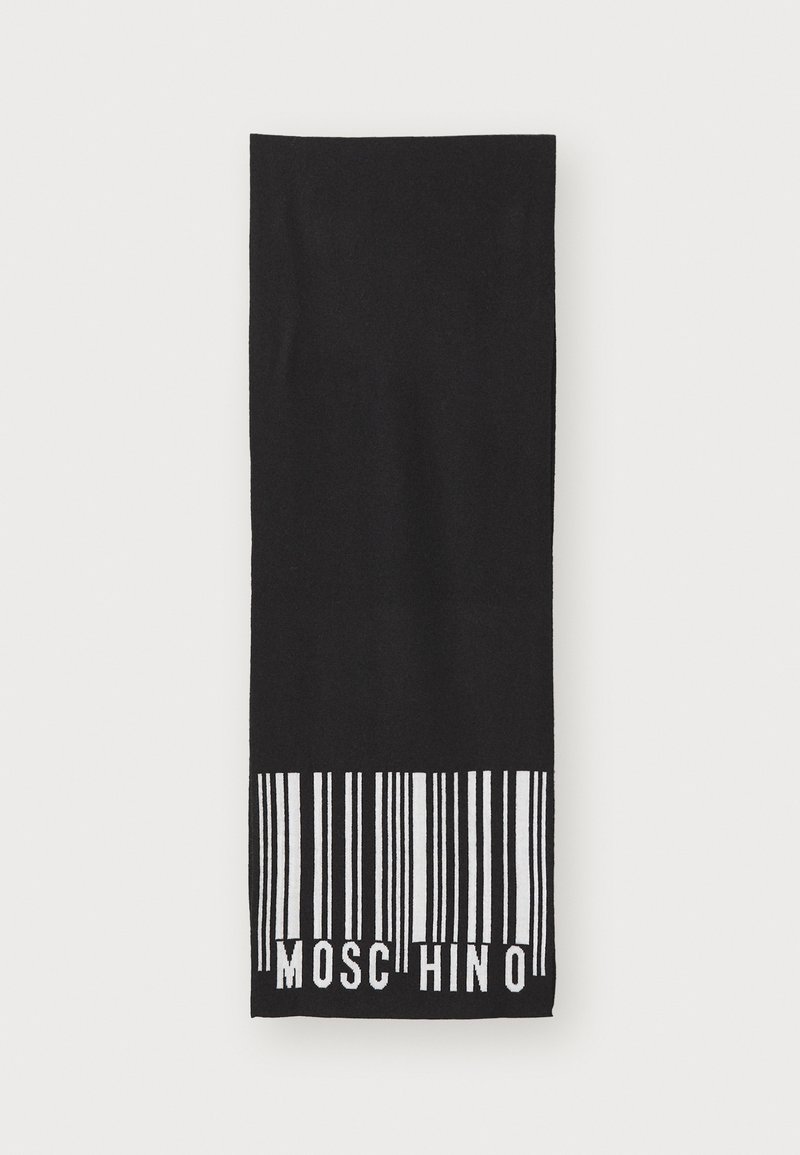 Svart skjerf med en hvit strekkode og teksten "MOSCHINO" nederst, med en glatt tekstur og rektangulær form.